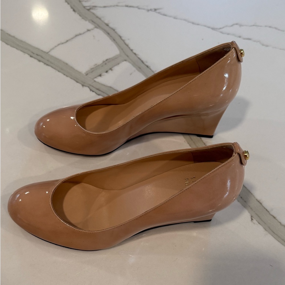 Stuart Weitzman Nude Patent Leather, Round Toe Wedge Size 10 - Picture 3 of 8